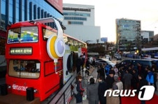 신촌에 특이한 버스가 떴다