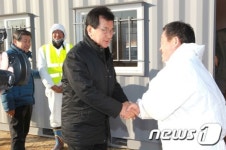 이시종 지사, 진천 방역현장 방문… “구제역 확산 막아달라”