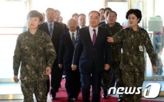 국군간호사관학교 에볼라 파견인력 교육장 방문한 정 총리