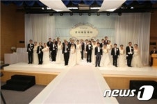 이순우 행장, 다문화 가정 합동결혼식 주례로 유종의 미