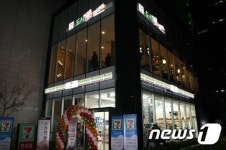 편의점=담배가게?…세븐일레븐, 문화공간으로 진화중