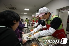 배식 봉사하는 최양희 장관