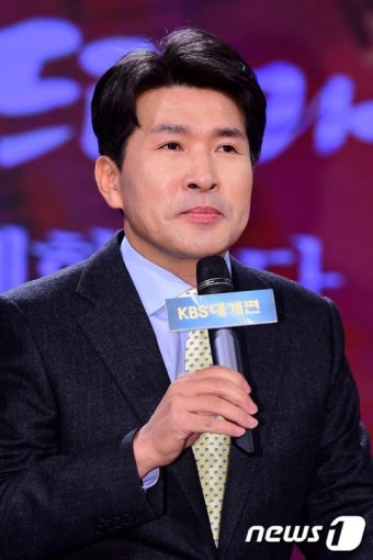 황상무 앵커, '다시 9시 뉴스로 돌아왔어요~'