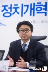 정치개혁 발언하는 강원택 서울대 교수