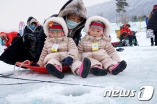 '엄마, 물고기 잡아주세요'