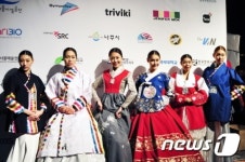 아웃도어 소재와 한복의 화려한 콜라보레이션