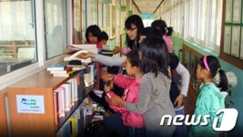 두산연강재단, 초등학교에 도서 8만7000권 지원