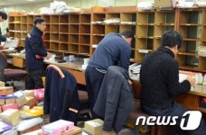 [화보] 원주우편집중국, 연말연시 우편물과 ‘씨름 중’