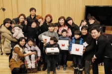 김현철, 홀트학교 학생들에 운동화 180켤레 선물 따뜻