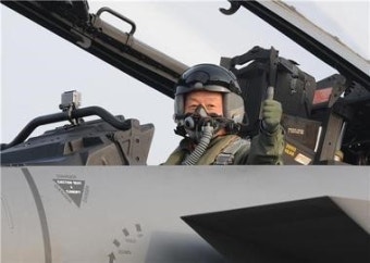 최윤희 합참의장, F-15K전투기 타고 NLL 점검