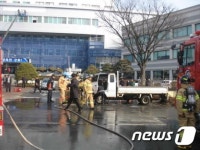 강화군청 정문앞에서 화물차 방화 시위…차량 반소