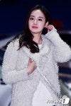 김태희, 머리 만질 때도 예쁜 그녀~