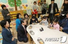 어린이집 찾은 김무성 어른들이 지켜줄게