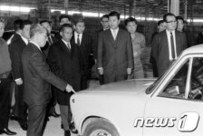 1970년 박정희 전 대통령이 아시아자동차 공장을 시찰
