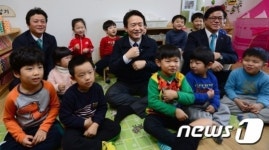 어린이집 찾은 남경필 지사