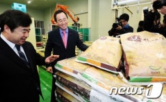 전북 익산 명천RPC 현장 둘러보는 송하진 전북지사