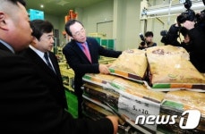 미곡종합처리장 둘러보는 송하진 전북지사