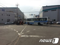 부산 녹산공단 교차로서 버스-트럭 충돌…12명 부상
