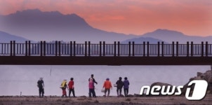 '바지락 캐러 석양속으로'