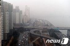 안개에 휩싸인 강변북로