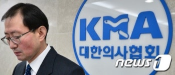 생각에 잠긴 추무진 대한의사협회장