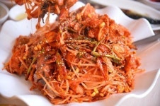 먹기 좋게 살이 오른 통통한 식감의 아귀찜 인기만점