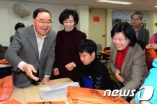 임마누엘 집 방문한 정홍원 총리