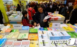신학기 앞두고 붐비는 서점