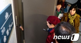 여군 예비역들, 새누리당 송영근 의원실 항의 방문