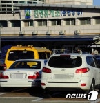 주차장 폭이 좁아서...차 문도 못열어