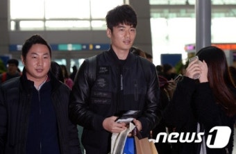 인천공항 출국장으로 향하는 기성용