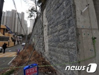  이 옹벽도 불안하네...
