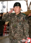 국민의례하는 김현수 상사