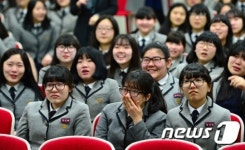 울다가 웃다가 졸업식 풍경
