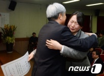 졸업장을 손에 들고