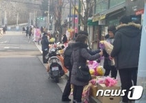 [현장 속으로] 꽃시장에 찬바람…거리로 나선 꽃 상인들