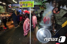 경북 포항 죽도어시장, 한파에 꽁꽁