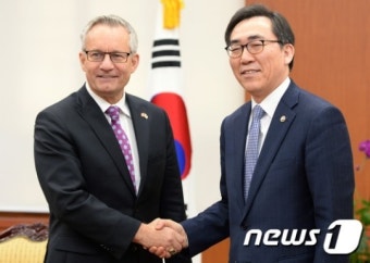 캐나다 통상장관 접견하는 외교부 2차관