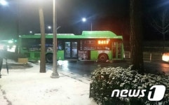 빙판길에 미끄러진 버스 난감한 승객