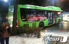 빙판길에 미끄러진 버스