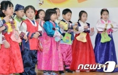 오색빛깔 설빔 입은 천사들의 재롱잔치