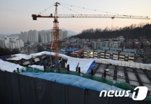 공사중인 체육관 지붕이 와르르