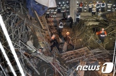사당종합체육관 공사현장 천정 붕괴, 수색작업 벌이는 구조대원과 구조견