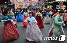 명동 길거리에서 아리랑 노래에 맞춰 춤을