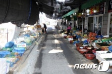 대목 앞두고도 썰렁한 진도군청 앞 상설시장
