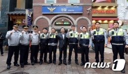 경찰들과 기념촬영하는 이완구 총리