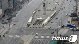 한산한 광화문 네거리