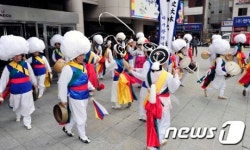 대구시청사 앞에서 열린 날뫼북춤
