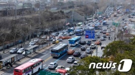 졸업시즌, 캠퍼스 앞 교통체증