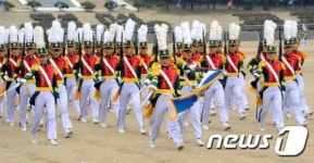 육군 3사 50기 졸업식에서 분열 선보이는 후배 생도들